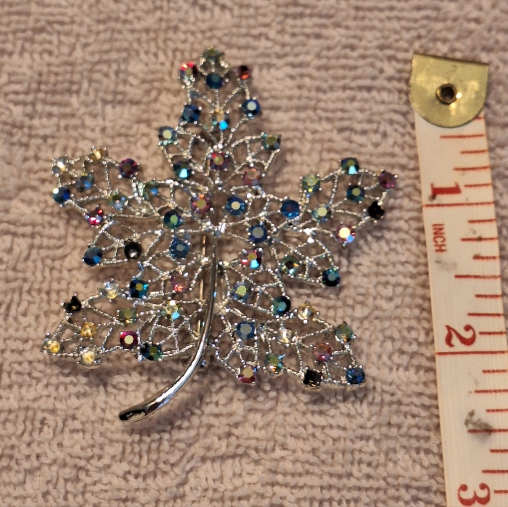 Elegant Silver Leaf Brooch with Multicolor Crystals - Picture 3 of 9